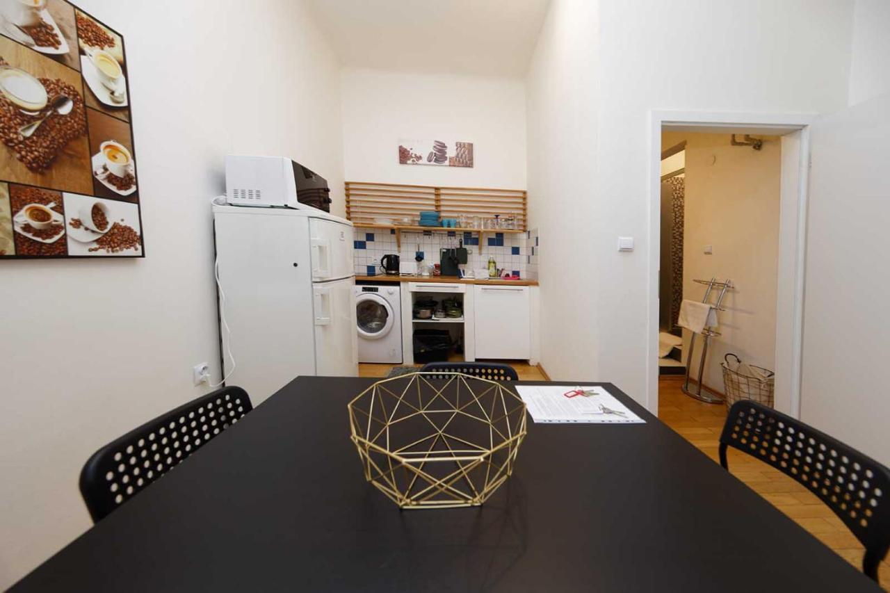 Peter'S Tower Apartments Prague Exterior photo