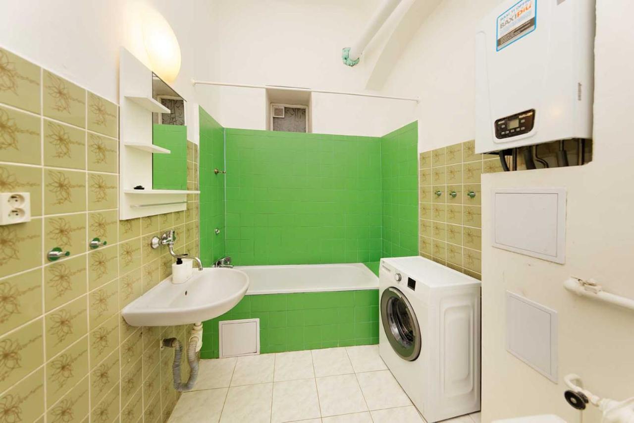 Peter'S Tower Apartments Prague Exterior photo