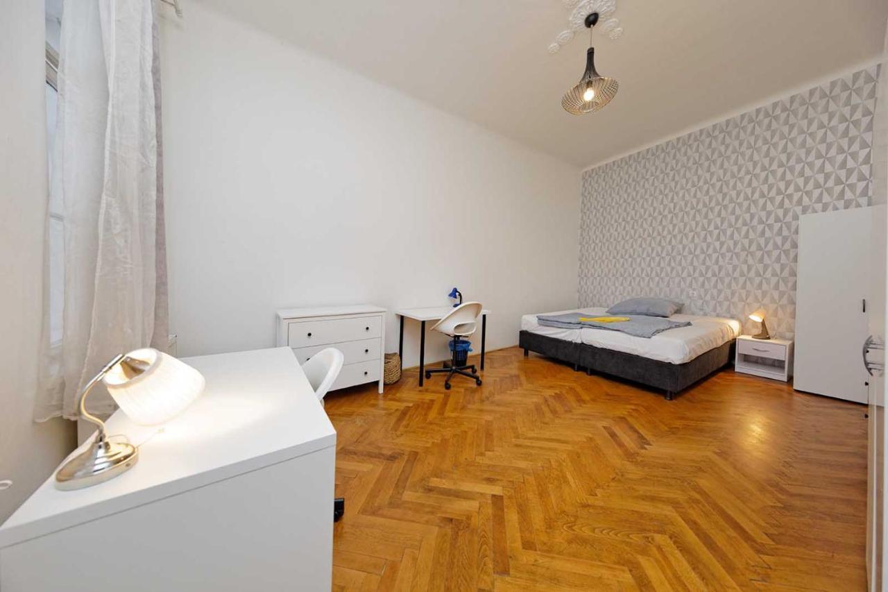 Peter'S Tower Apartments Prague Exterior photo
